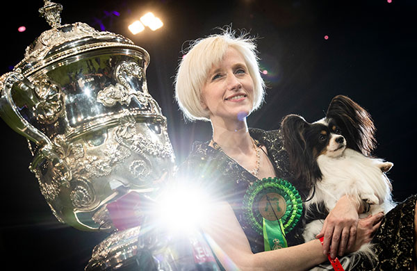 2019 Crufts winner with trophy 